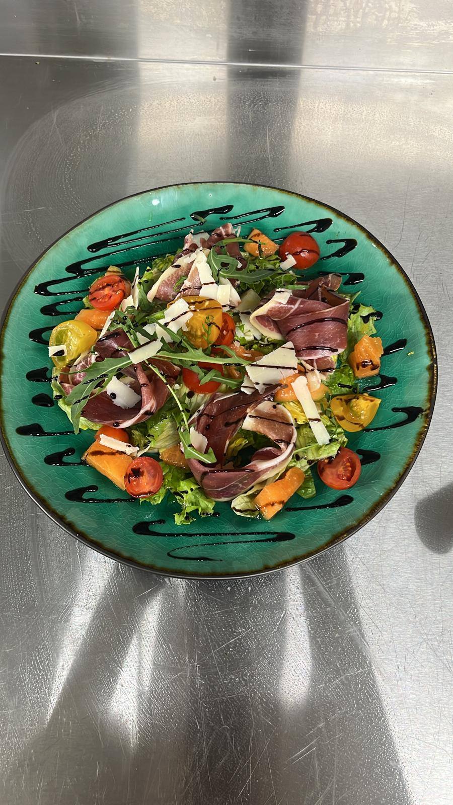 Repas servi à la Brasserie Le Capétien