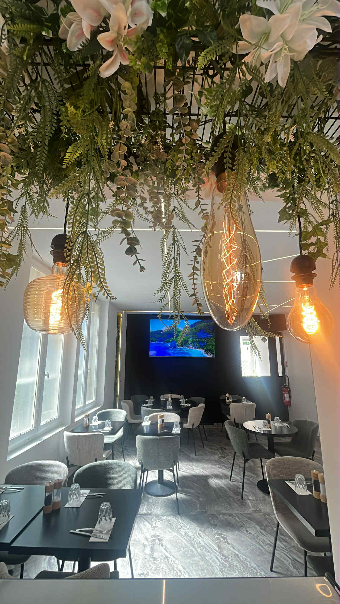 Salle intérieure de la Brasserie Le Capétien